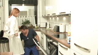 Hausmeister bumst die willige Hausfrau