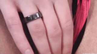 Beauty amateur Savina plays with her creamy twat