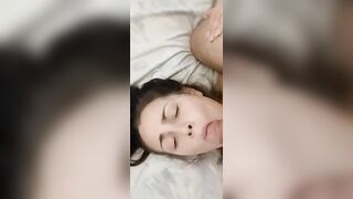 elle aime les ejac faciales ma salope de femme
