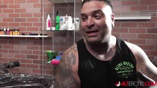 Australian sexy Amber Luke gets a new nose tattoo