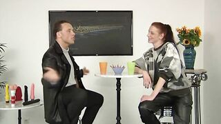 rothaarige steck sich das erste mal vibrator into die muschi