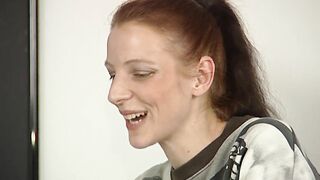 rothaarige steck sich das erste mal vibrator into die muschi