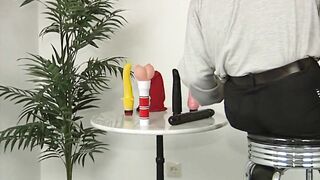 rothaarige steck sich das erste mal vibrator into die muschi