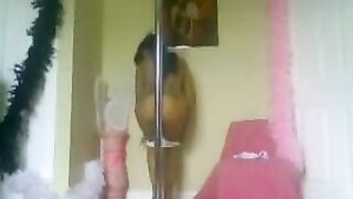 Masturbation feminine et striptease a voir !