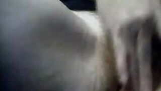 Caresses et masturbation pour une amatrice mure