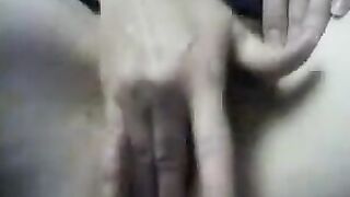Caresses et masturbation pour une amatrice mure