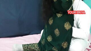 दर्जी ने प्रिया की चूत चोद-चोद कर लाल कर दी