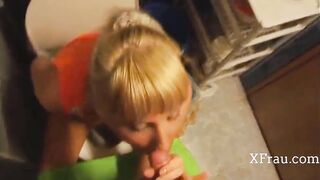 Gefangene Freundin auf der Toilette