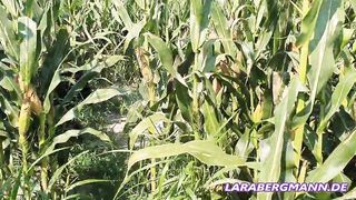 Strecher caught Lara Bergmann into the corn field!