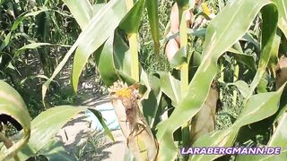 Strecher caught Lara Bergmann into the corn field!