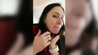 LOOK HOW I'M SUCKING OFF A VIRTUAL DICK. DO YOU WANT