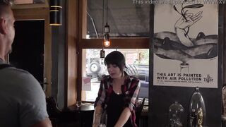 Berlin bar : no cash, bimbos must pay with a
