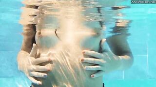 Jacqueline Hope liking being nude into the pool