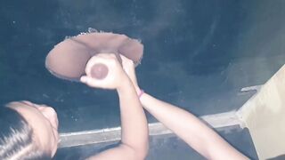 Glory Hole . Campeonato entre irmãs quem chupa mais pau