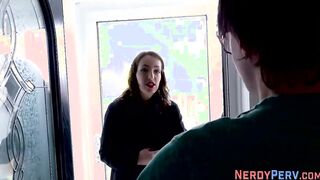 Amateur bimbo give blowjob to dweeb