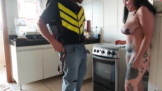 WOMAN ASKED KITCHEN GAS AND GAVE IT TO THE DELIVERYMAN