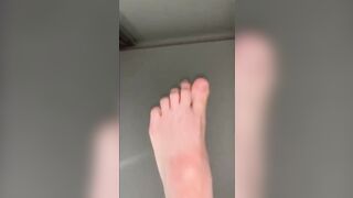 Hottie women with Cutie foot masturbating