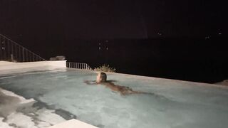 BITCH PLAYS WITH HER BOOTY INTO A HOTEL ROOM