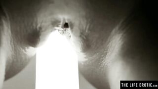 Crazy Sexy nude dark haired fingerbangs herself to an extreme orgasm