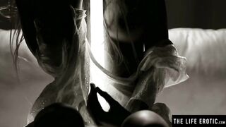 Crazy Sexy nude dark haired fingerbangs herself to an extreme orgasm