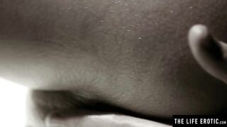 Crazy Sexy nude dark haired fingerbangs herself to an extreme orgasm