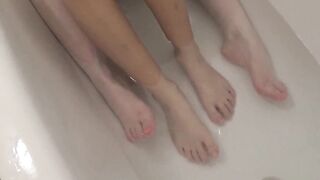 2 Hot lesbo 19 yo have sex into a bath