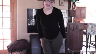 Filling the Hole inside milf's Yoga Leggings