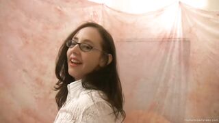 Amateur into stockings seduces and blows her photographer