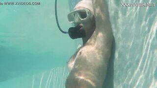 Lidia Skukoha masturbates inside the swimming pool