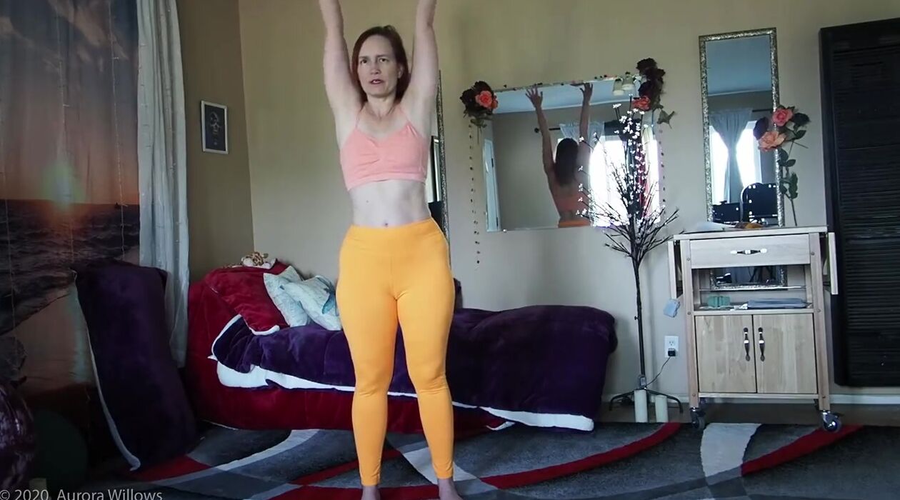 Love4Porn.com Presents Aurora willows yellow yoga leggings, beauty cameltoe