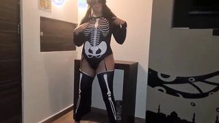 I banged! a 19 yo hoe I meeting at a halloween
