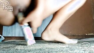 Freaky amateur women stuffing her cunt