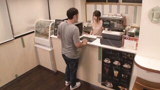 https://bit.ly/2ZEBZYm　No bra!? The tiny melons Bombshell clerk was excited to