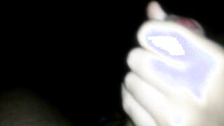 Me pajea con las manos y se traga la leche