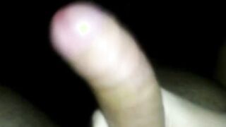 Me pajea con las manos y se traga la leche