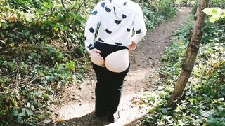 long ass MILF exhibitionist massage her snatch at a outdoor
