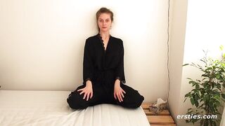 Luca zieht sich dann aus und masturbiert