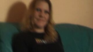Blonde Barely Legal Solo Masturbation auf der Casting Couch