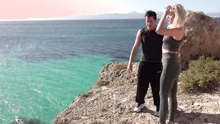 Fitnesstrainer bumst geile reiche Deutsche auf Malle Public