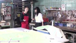Azubi bumst Chefin into Werkstatt und wird erwischt