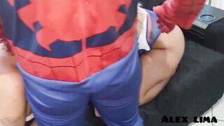 Homem Aranha se depara com duas taradas Gostosas. Paty Bumbum.