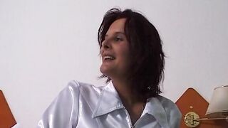 Rothaarige Milf erstes mal im Hotelzimmer vor der Kamera