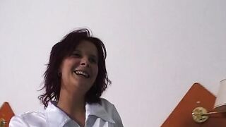Rothaarige Milf erstes mal im Hotelzimmer vor der Kamera