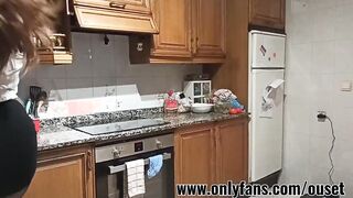 Hispanic con culo enorme es sorprendida en la cocina. Únete