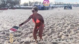 Cassiana Costa found a fan on the beach and went