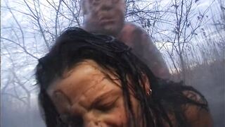 Kranker Halloween fucker bummst Mutti Outddor im Schlamm