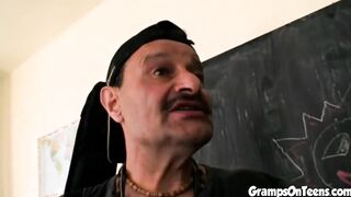 Naive teenagers inside kinky threeway