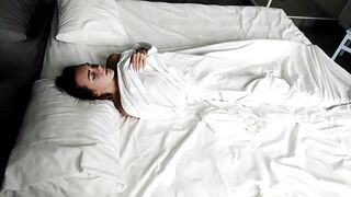 18 yo fingered her slit into bed