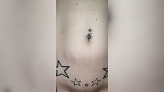 Une dark haired tatouee tres active au pieux