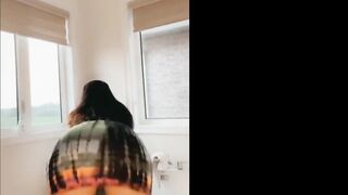 BEAUTY HUGE HOOTERS AND FAT BOOTY